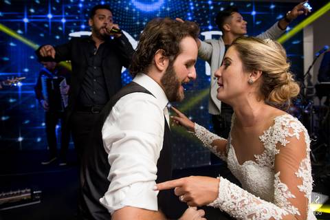 noivos dançando na pista'