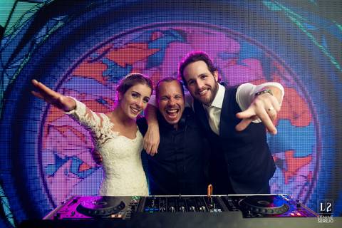 noivos com dj'