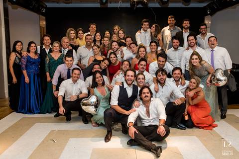 noivos posando com amigos'