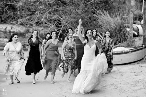 noiva-correndo-areia-búzios-madrinhas'