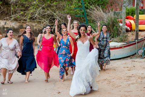 noiva-correndo-areia-búzios-madrinhas'