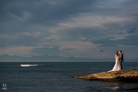 sunset-búzios-noivos-noiva-noivo-por-do-sol-foto-romântica-pedra-luz-mágica-casamento-luz-do-dia'