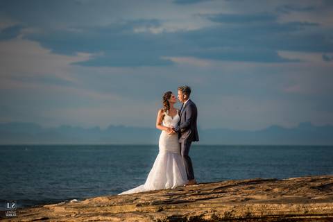 sunset-búzios-noivos-noiva-noivo-por-do-sol-foto-romântica-pedra-luz-mágica-casamento-luz-do-dia'