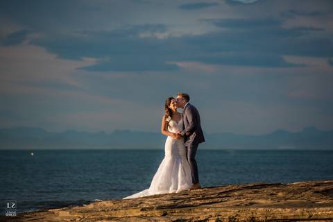 sunset-búzios-noivos-noiva-noivo-por-do-sol-foto-romântica-pedra-luz-mágica-casamento-luz-do-dia'