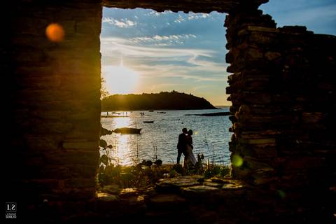 sunset-búzios-noivos-noiva-noivo-por-do-sol-foto-romântica-pedra-luz-mágica-casamento-luz-do-dia-silhueta'