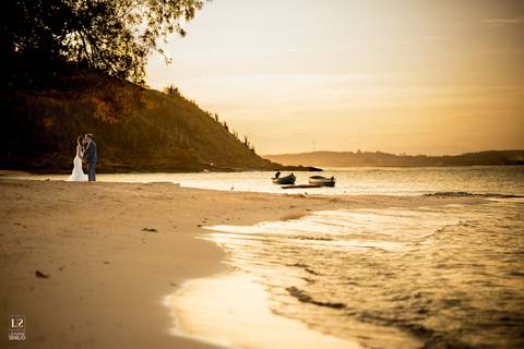 sunset-búzios-noivos-noiva-noivo-por-do-sol-foto-romântica-pedra-luz-mágica-casamento-luz-do-dia'