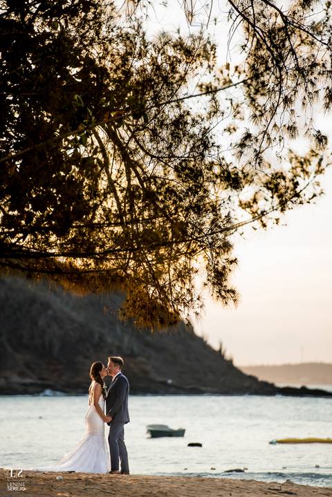 sunset-búzios-noivos-noiva-noivo-por-do-sol-foto-romântica-pedra-luz-mágica-casamento-luz-do-dia'