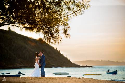 sunset-búzios-noivos-noiva-noivo-por-do-sol-foto-romântica-pedra-luz-mágica-casamento-luz-do-dia'