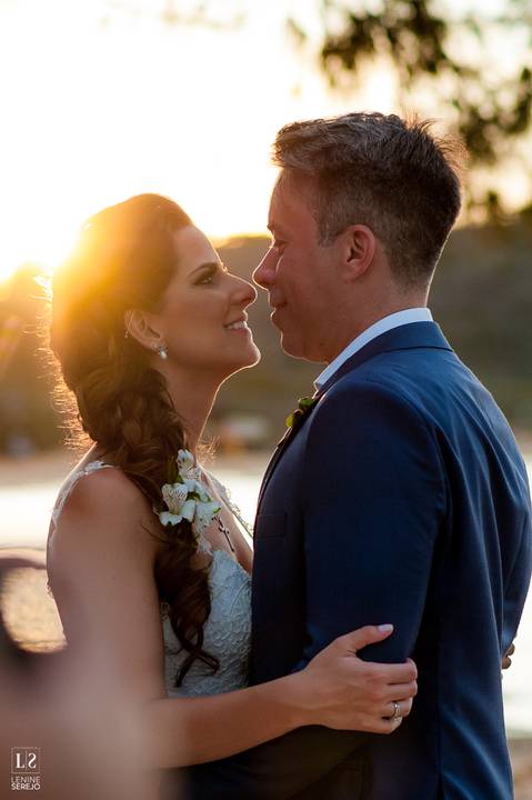 sunset-búzios-noivos-noiva-noivo-por-do-sol-foto-romântica-pedra-luz-mágica-casamento-luz-do-dia'