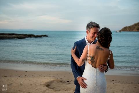 sunset-búzios-noivos-noiva-noivo-por-do-sol-foto-romântica-pedra-luz-mágica-casamento-luz-do-dia'