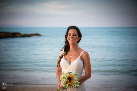 sunset-búzios-noivos-noiva-noivo-por-do-sol-foto-romântica-pedra-luz-mágica-casamento-luz-do-dia-feliz-noiva'