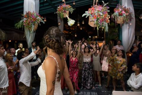 noiva-jogando-buquê'