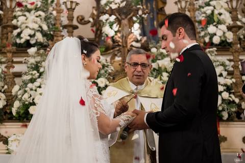 chuva-de-petalas-de-rosa-cerimônia-são-josé-igreja'