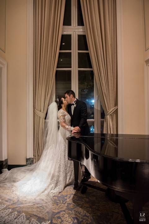 noiva-carol-hungria-bride-dress-wedding-casamento-rio-de-janeiro-copacabana-palace-belmond-fotografo-groom-casal-noivos'