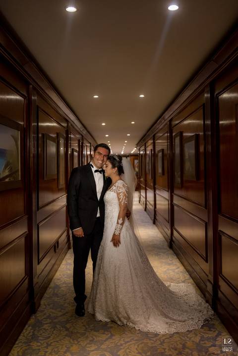 noiva-carol-hungria-bride-dress-wedding-casamento-rio-de-janeiro-copacabana-palace-belmond-fotografo-groom-casal-noivos'