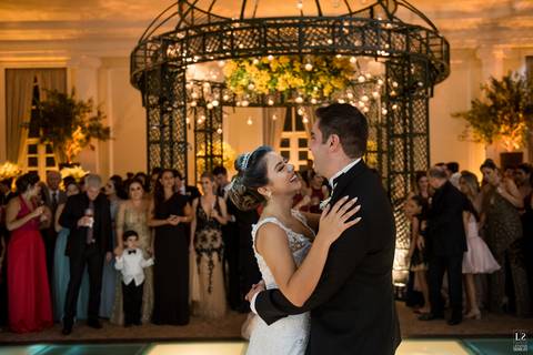 noiva-carol-hungria-bride-dress-wedding-casamento-rio-de-janeiro-copacabana-palace-belmond-fotografo-groom-casal-noivos-first-dance-primeira-dança'