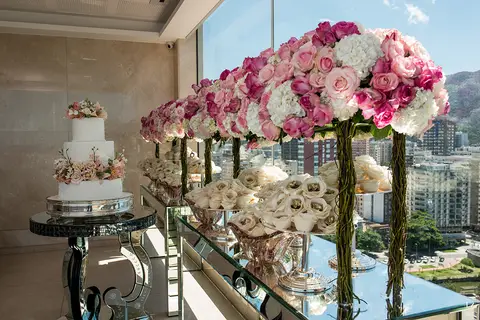 decoração-casamento-wedding-eugenia-guerreira-parede-de-rosas-orlando-ambrosio-espaço-7-zero-6-espaco7zero6-dark-costa-carol-hungria-casal-garcia-bolos'