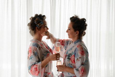 making-of-noiva-buzios-mae-emocionada-chorando-mae-e-filha'