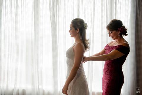 making-of-noiva-buzios-mae-emocionada-chorando-mae-e-filha'