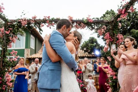 cerimonia-noivo-bem-dito-casamento-buzios-beijo-casal'