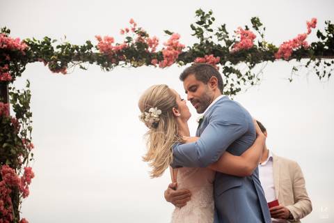 cerimonia-noivo-bem-dito-casamento-buzios-beijo-casal'