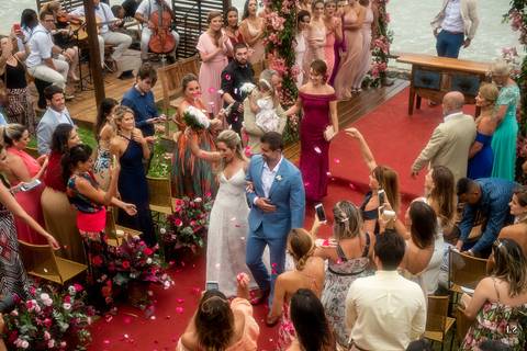 cerimonia-noivo-bem-dito-casamento-buzios-beijo-casal'