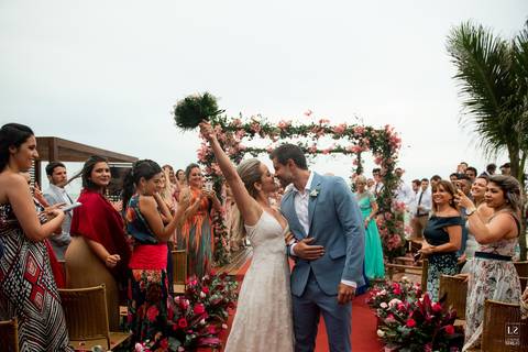 cerimonia-noivo-bem-dito-casamento-buzios-beijo-casal'