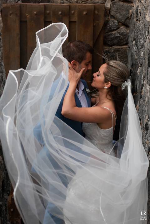 cerimonia-noivo-bem-dito-casamento-buzios-beijo-casal-posadas-noiva'