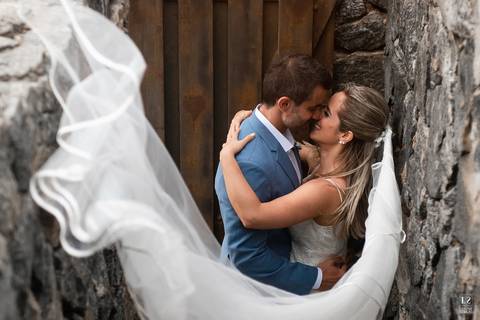 cerimonia-noivo-bem-dito-casamento-buzios-beijo-casal-posadas-noiva'