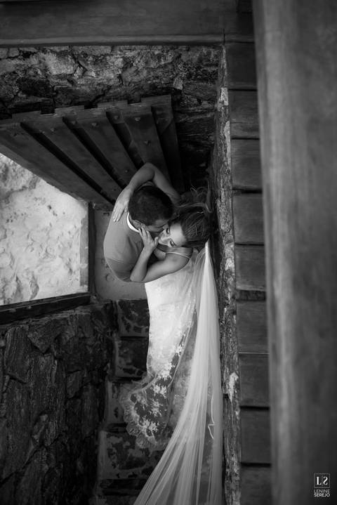 cerimonia-noivo-bem-dito-casamento-buzios-beijo-casal-posadas-noiva'