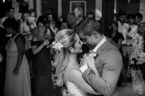 cerimonia-noivo-bem-dito-casamento-buzios-beijo-casal-posadas-noiva'