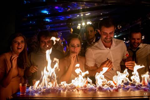 noiva-noivo-festa-open-bar-fogo-bebida'