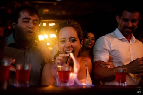 noiva-noivo-festa-open-bar-fogo-bebida'