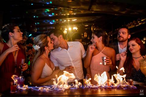 noiva-noivo-festa-open-bar-fogo-bebida'