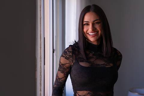 Ensaio feminino estúdio Curitiba. Pose descontraída com roupa rendada, expressão alegre e espontânea. Marco Lourenço Fotografia.'