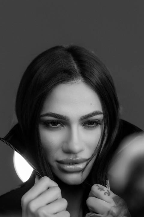 Ensaio feminino em estúdio em Curitiba. Close no olhar com efeito de luz estourada em primeiro plano. Fotografia conceitual e editorial. Marco Lourenço Fotografia.'