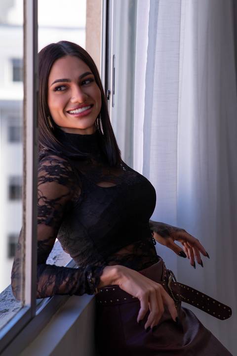 Ensaio fotográfico feminino estúdio Curitiba. Corpo inteiro, roupa rendada, pose natural e espontânea. Marco Lourenço.'