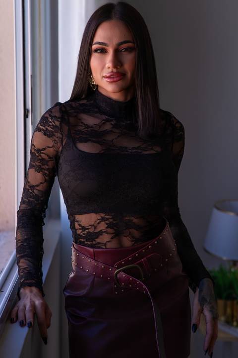 Ensaio feminino em estúdio Curitiba. Meio corpo, roupa rendada, olhar lateral e expressão marcante. Marco Lourenço Fotografia.'