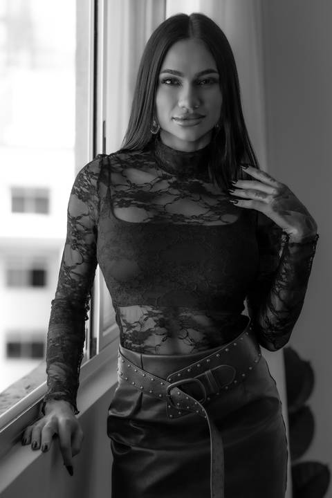 Ensaio fotográfico feminino Curitiba. Mulher sentada, roupa rendada, pose relaxada e natural. Marco Lourenço.'