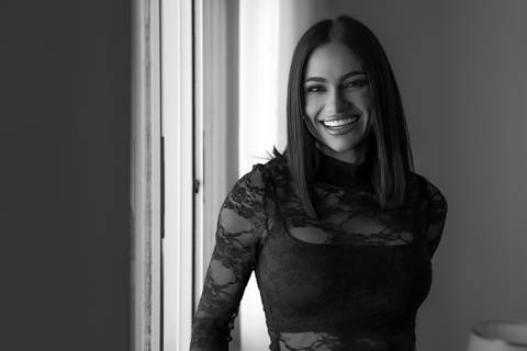 Ensaio feminino em estúdio Curitiba. Mulher com roupa rendada escura, enquadramento meio corpo, luz flash. Marco Lourenço Fotografia.'