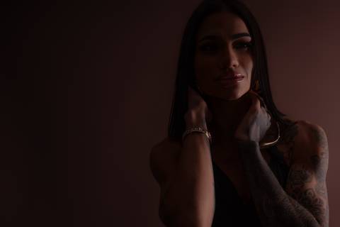 Fotografia feminina estúdio Curitiba. Close expressivo, luz dramática, estilo editorial. Marco Lourenço.
'