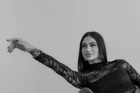 Ensaio feminino estúdio Curitiba. com roupa rendada, expressão espontânea. Marco Lourenço Fotografia.'