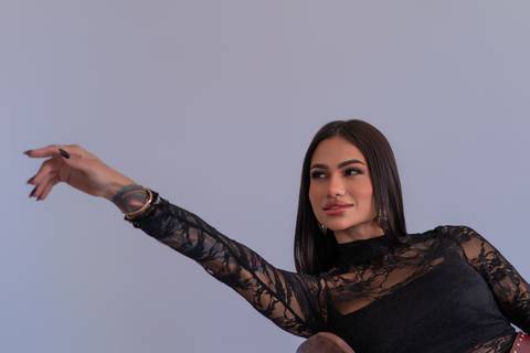 Ensaio feminino estúdio Curitiba. com roupa rendada, expressão espontânea. Marco Lourenço Fotografia.'