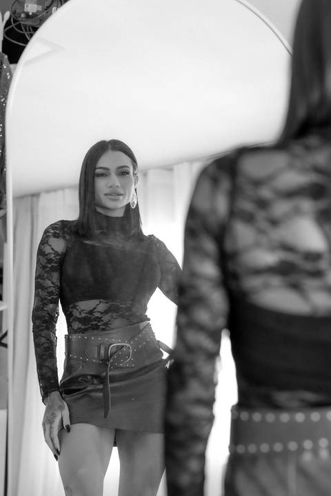 Ensaio fotográfico feminino Curitiba. Uso de espelho no estúdio, dois ângulos simultâneos, iluminação flash. Marco Lourenço Fotografia.'
