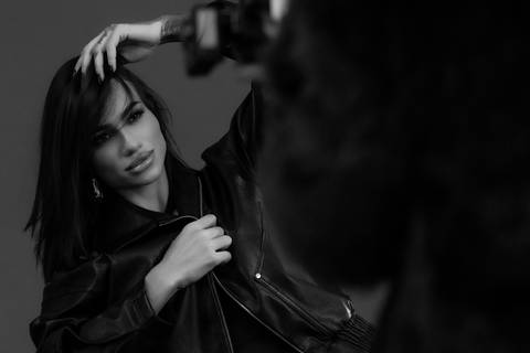 Fotografia feminina flash estúdio Curitiba. Jaqueta de couro, meio corpo, iluminação dramática e controlada. Marco Lourenço Fotografia'