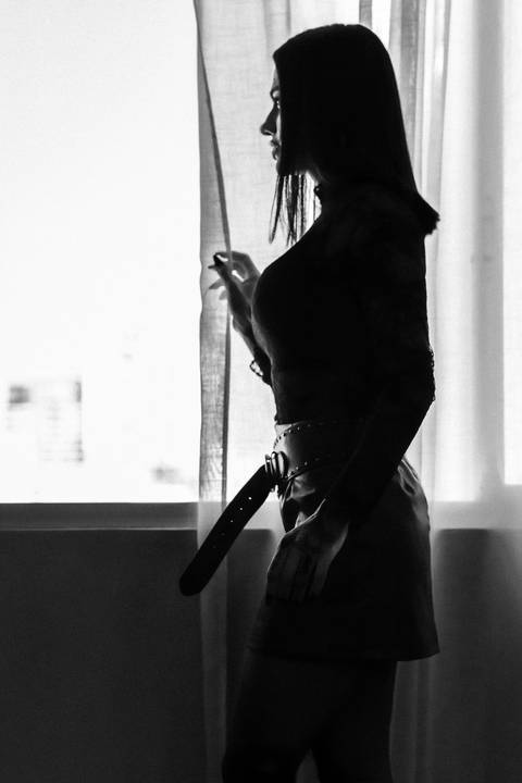 Ensaio feminino com silhueta em contraluz Curitiba. Luz natural de janela criando forma feminina. Fotografia conceitual. Marco Lourenço Fotografia.'