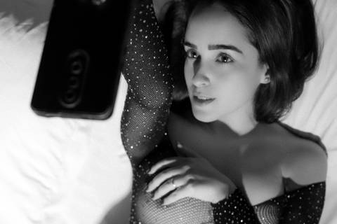 Ensaio fotográfico sensual Curitiba, luz e sombra, silhueta feminina'