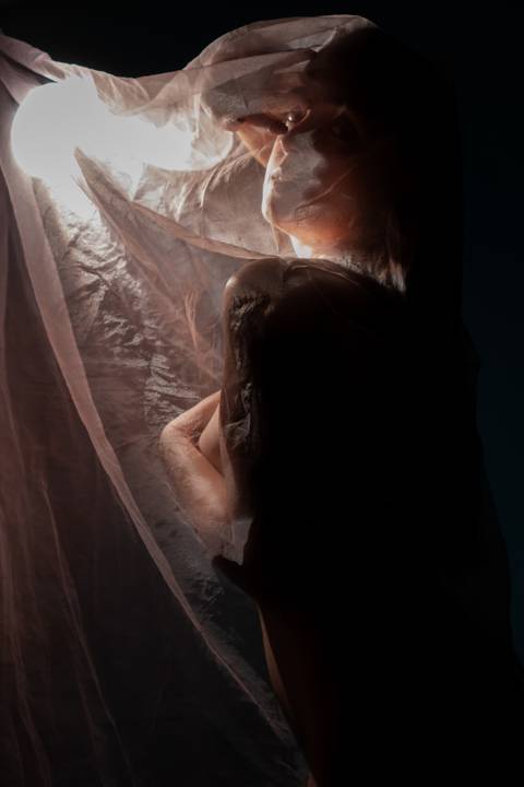 Ensaio sensual Curitiba, luz lateral difusa, silhueta intimista'