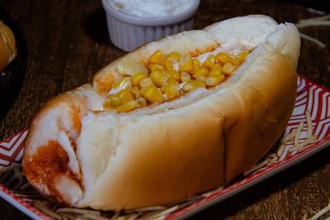 Cachorro-quente com molho de alho'