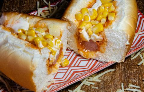 Cachorro-quente com queijo e molho de alho'